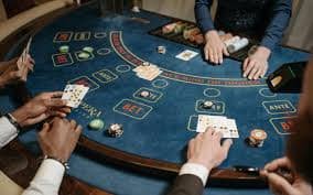 Studio live-dealer hiwin777 dengan kamera multi-angle untuk blackjack, roulette, dan baccarat